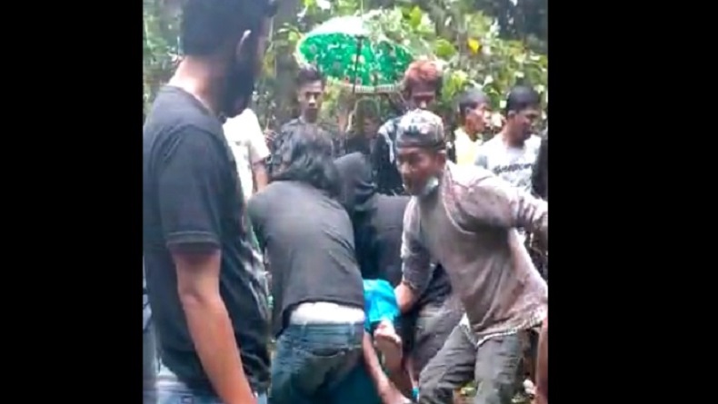 title Pohon Tumbang, Pengendara Sepeda Motor Tewas Tertimpa di Maros Pohon Tumbang, Pengendara Sepeda Motor Tewas Tertimpa di Maros