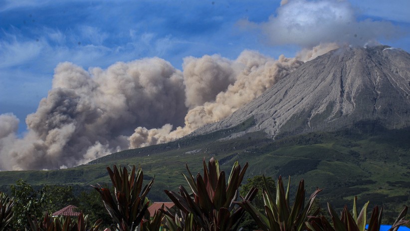 Gunung Sinabung Erupsi Semburkan Abu Vulkanik Setinggi 700 Meter - Bagian 3
