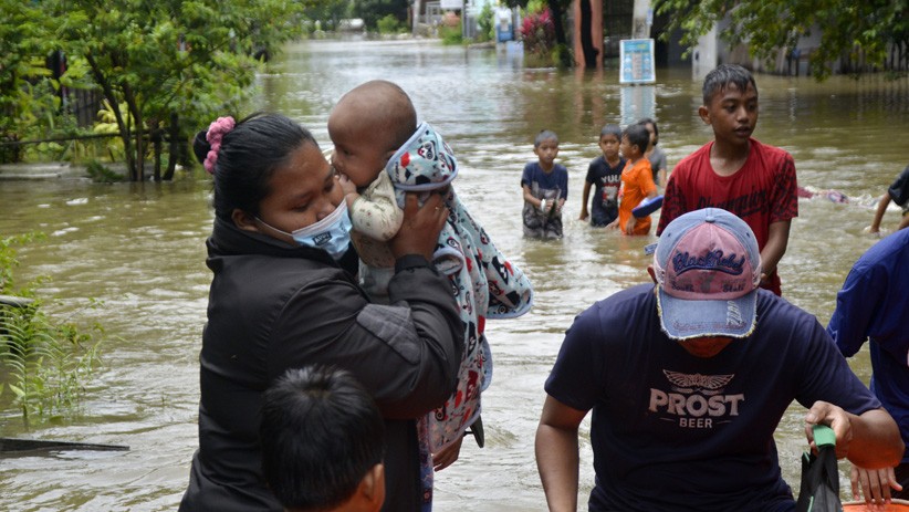 Banjir hingga 2 Meter Terjang Makassar, Warga Dievakuasi dengan Perahu Rakit - Bagian 3