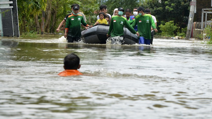Banjir hingga 2 Meter Terjang Makassar, Warga Dievakuasi dengan Perahu Rakit - Bagian 2