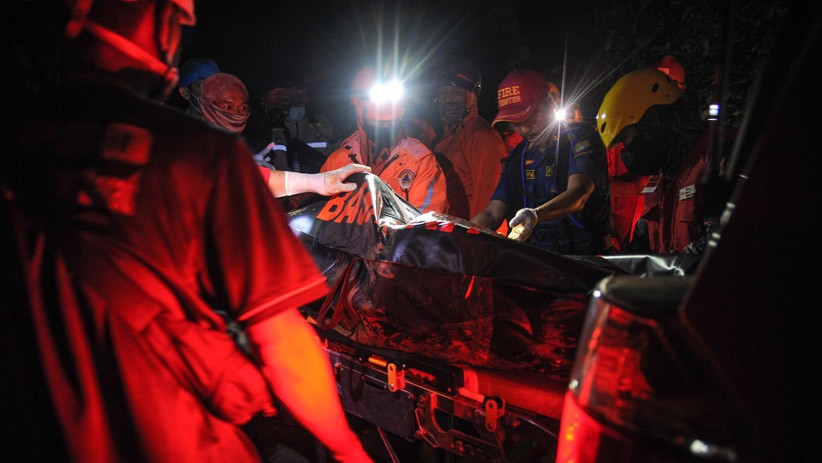 Begini Suasana Evakuasi Korban Kecelakaan Maut Bus Masuk Jurang, 27 Orang Tewas - Bagian 3