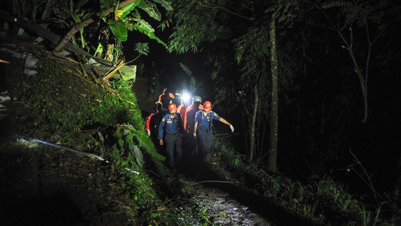 Begini Suasana Evakuasi Korban Kecelakaan Maut Bus Masuk Jurang, 27 Orang Tewas - Bagian 2