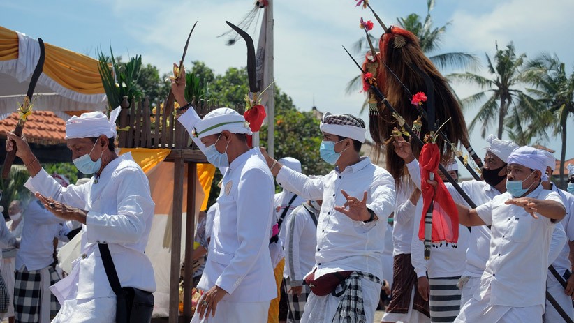 Umat Hindu Bali Gelar Upacara Melasti Jelang Hari Raya Nyepi - Bagian 2