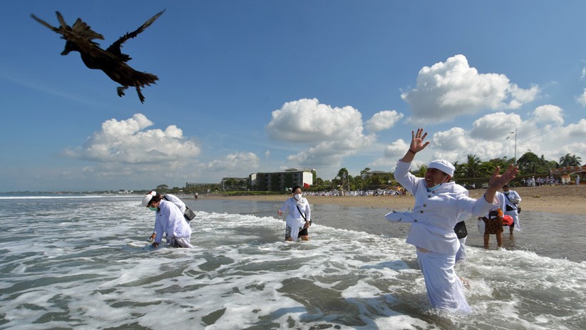 Umat Hindu Bali Gelar Upacara Melasti Jelang Hari Raya Nyepi - Bagian 1