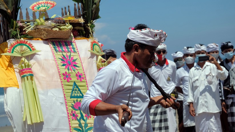 Umat Hindu Bali Gelar Upacara Melasti Jelang Hari Raya Nyepi - Bagian 3