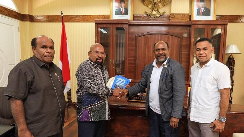Gubernur Lukas Enembe Terima Buku Hasil RDP Otsus Papua