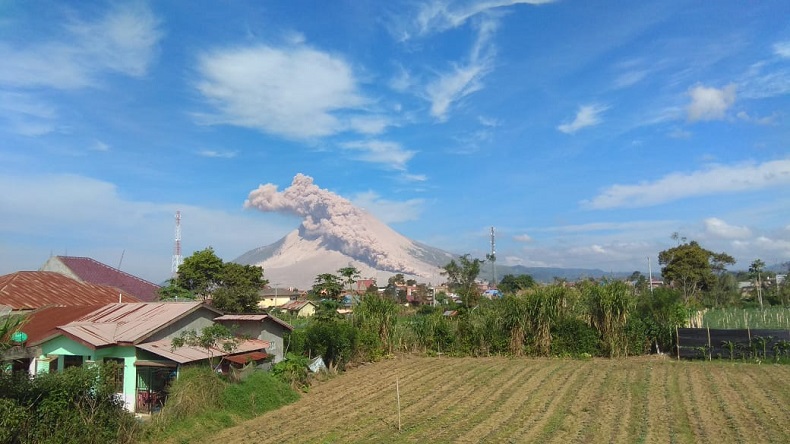 Sinabung 2 Kali Erupsi, Luncurkan Awan Panas Sejauh 3.000 Meter