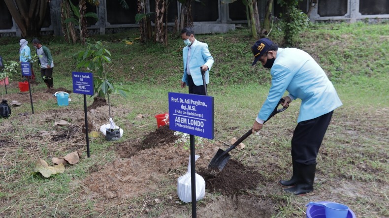 title Dies Natalis UNS, 17 Guru Besar Menanam Pohon Langka Dies Natalis UNS, 17 Guru Besar Menanam Pohon Langka