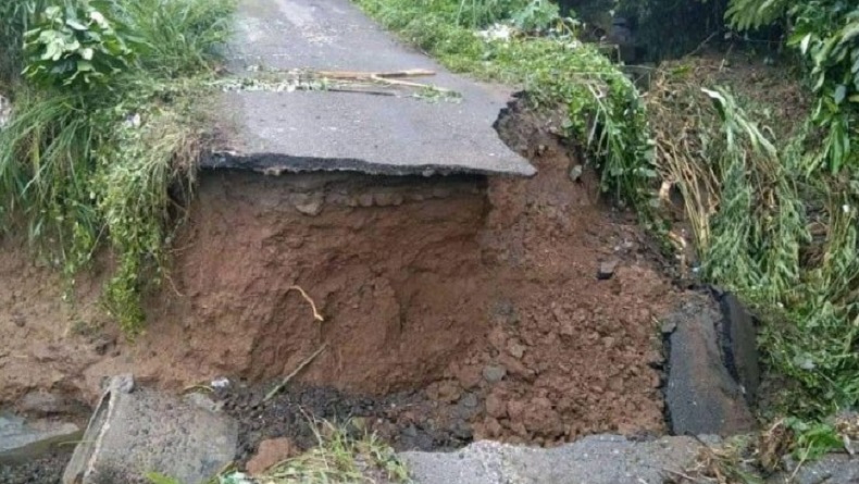 Jalan Penghubung Desa di Angkola Barat Tapsel Ambles Sepanjang 5 Meter