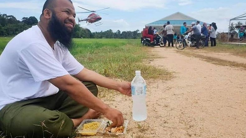  Kaya Raya, Mantan Pemulung Ini Ajak Ratusan Warga Naik Helikopter Gratis