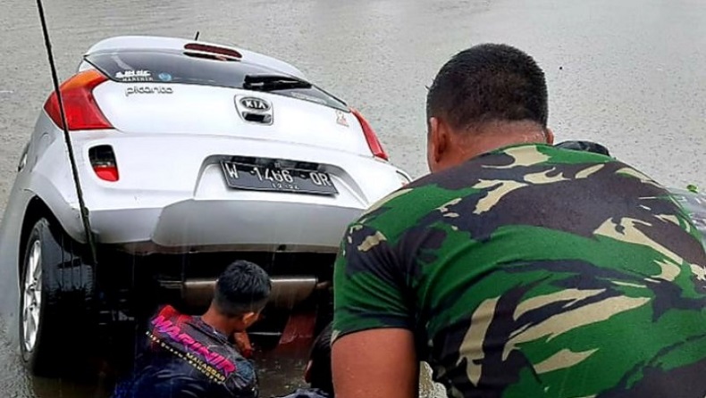 title Mobil Tenggelam di Kanal saat Banjir Makassar, Marinir TNI AL Bantu Evakuasi Mobil Tenggelam di Kanal saat Banjir Makassar, Marinir TNI AL Bantu Evakuasi