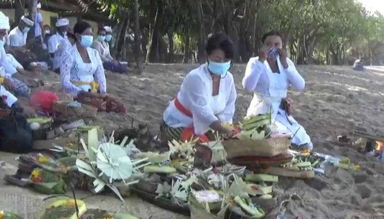 Pantai Kuta Jadi Pusat Prosesi Melasti Umat Hindu Bali, Peserta Dibatasi