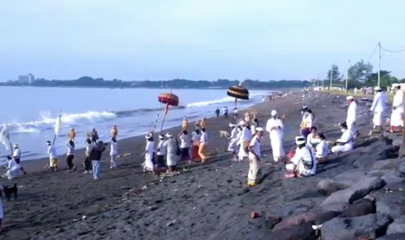 title Rangkaian Nyepi di Bali Dimulai, Melasti Digelar dengan Prokes Ketat Rangkaian Nyepi di Bali Dimulai, Melasti Digelar dengan Prokes Ketat