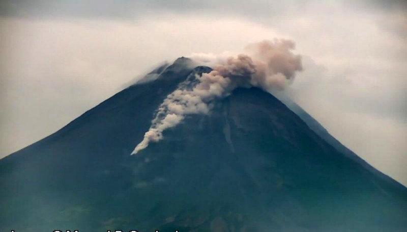 Gunung Merapi Luncurkan Awan Panas Sejauh 1,2 Km ke Arah Barat Daya