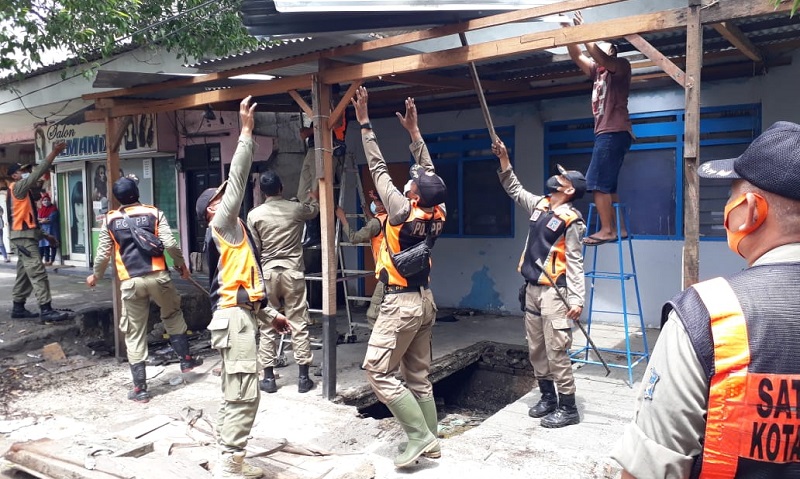 Atasi Banjir, Pemkot Surabaya Bongkar 40 Bangunan Liar Penyumbat Saluran 