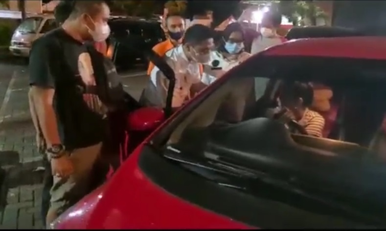 Perempuan Cantik Ini Syok Polisi Menemukan 8 Butir Ekstasi di Balik Bajunya 