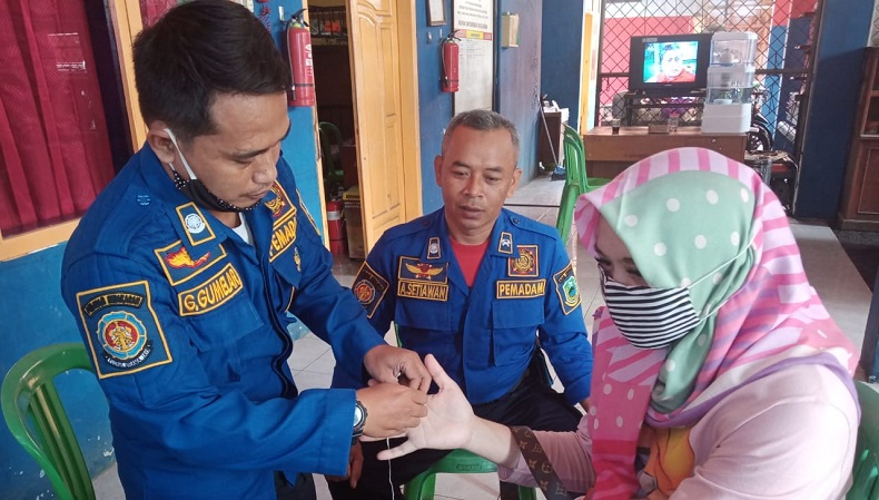 Panik Cincin Tak Bisa Dilepas, Ibu Hamil Datangi Petugas Damkar di Kuningan