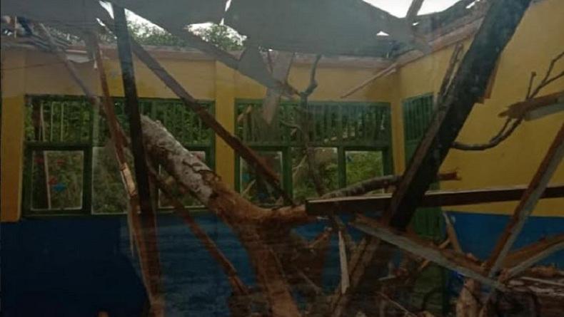 2 Ruang Kelas SD di Bangka Selatan Ambruk Tertimpa Pohon Tumbang