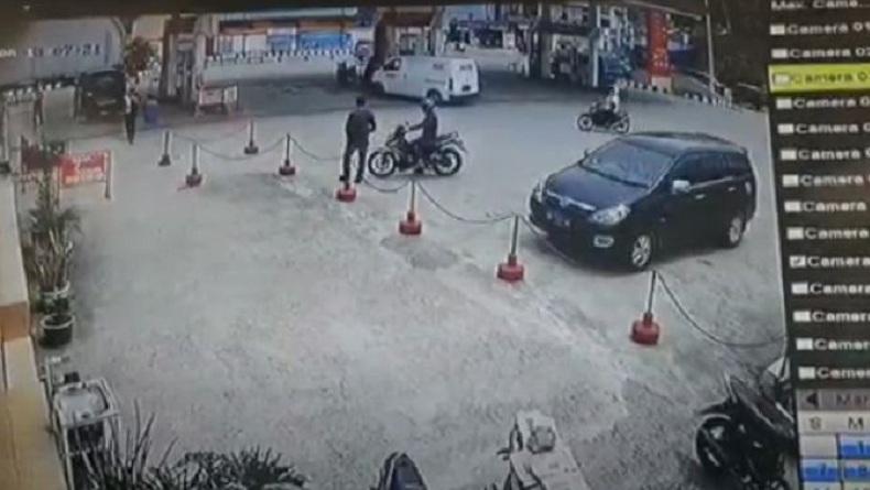 Terekam CCTV, 2 Pria Badan Tegap Curi Uang Setoran SPBU di Balige Rp493 Juta