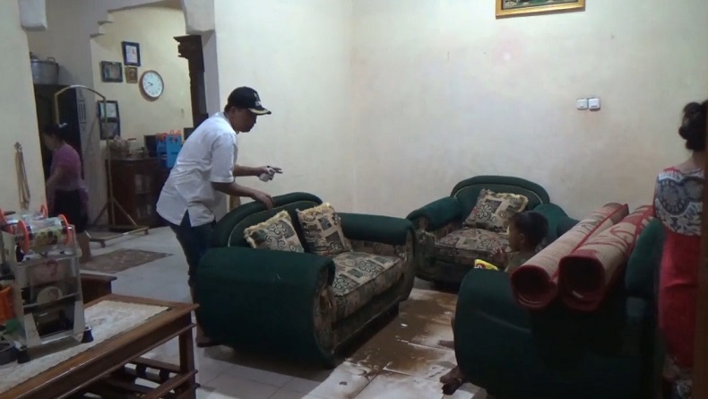 Banjir Surut, Warga di Maros Pulang Bersihkan Rumah