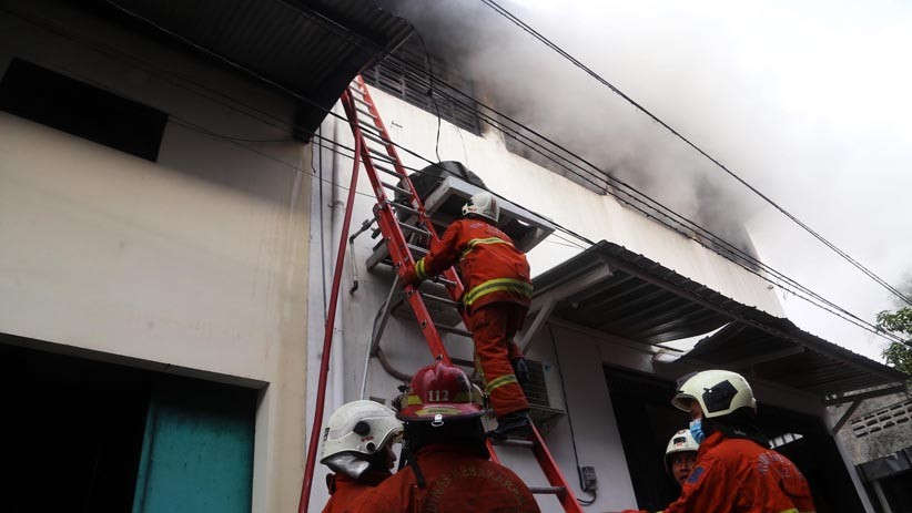 Gudang Penyimpanan Barang Pecah Belah di Surabaya Ludes Terbakar - Bagian 3
