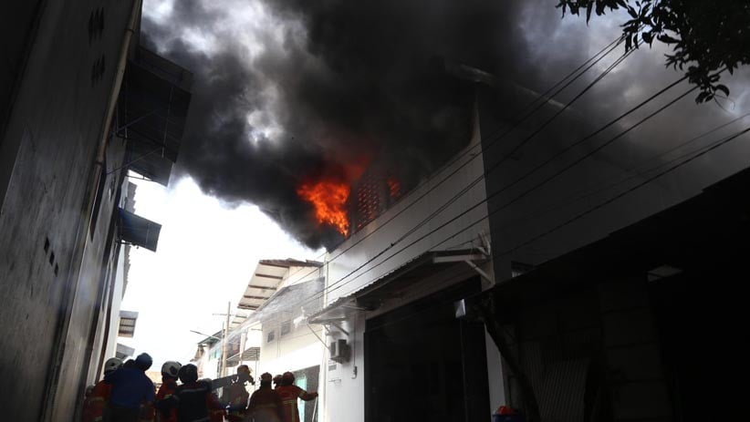 Gudang Penyimpanan Barang Pecah Belah di Surabaya Ludes Terbakar - Bagian 1