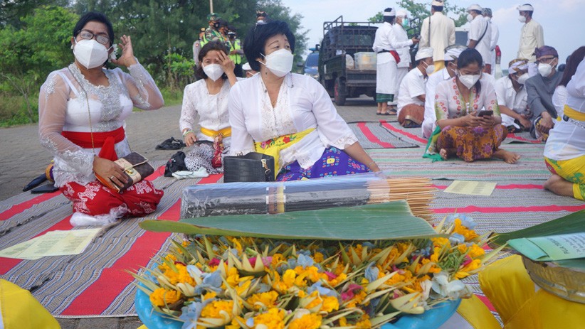 Upacara Melasti di Pantai Marina Semarang Berlangsung Khidmat - Bagian 5