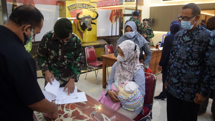 Suasana Haru Pemberian Santunan Keluarga Prajurit TNI Gugur di Medan Operasi - Bagian 4