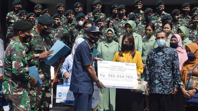 Suasana Haru Pemberian Santunan Keluarga Prajurit TNI Gugur di Medan Operasi
