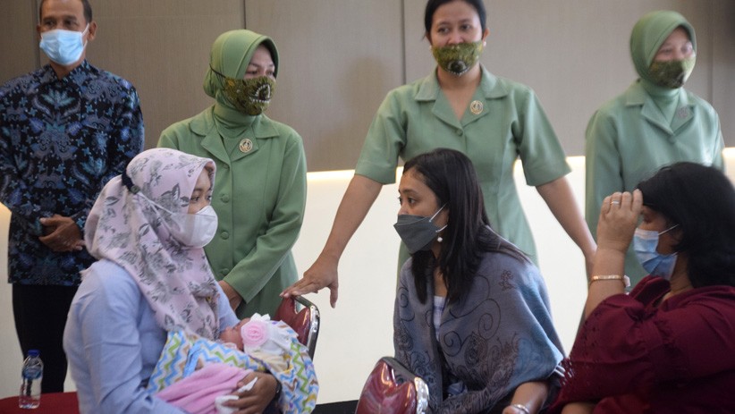 Suasana Haru Pemberian Santunan Keluarga Prajurit TNI Gugur di Medan Operasi - Bagian 2