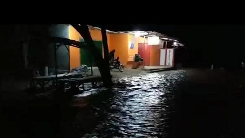 Tanpa Hujan, Banjir Bandang Datang Tiba-Tiba Hanyutkan 2 Rumah Warga di Sumba Timur