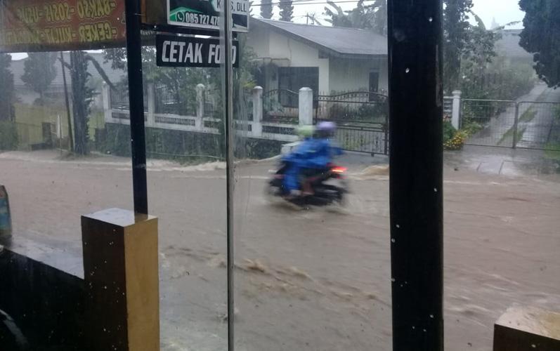 Viral Banjir Terjang Kawasan Objek Wisata Tawangmangu Karangnyar