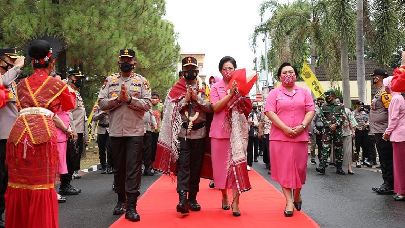 Tiba di Mapolda Sumut, Irjen Pol Panca Putra Simanjuntak Disambut Tarian Adat