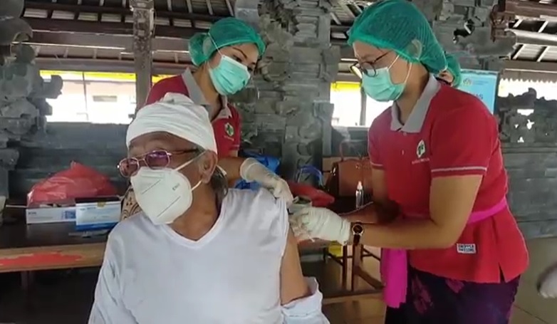 Jelang Nyepi, Ratusan Pemangku Upacara Divaksin Cegah Penyebaran Covid-19