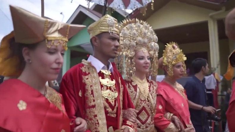 Romantis, Cerita Cinta Pandangan Pertama Pria Minang dan Bule Prancis Berujung Pernikahan