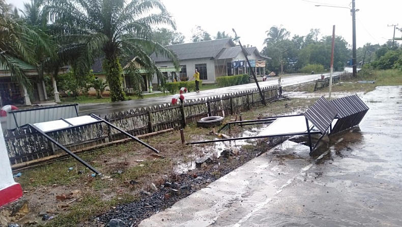 title Puting Beliung Terjang Tanah Bumbu, Fasilitas Desa Bekarangan Rusak Puting Beliung Terjang Tanah Bumbu, Fasilitas Desa Bekarangan Rusak