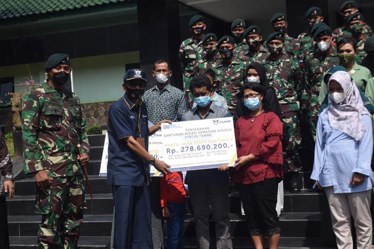 Mengharukan, Pemberian Santunan Keluarga Prajurit Banteng Raider yang Gugur di Papua 