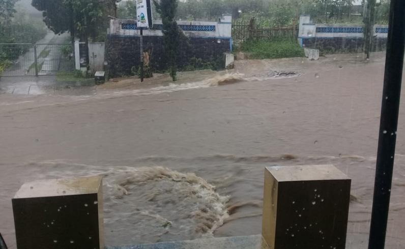  Objek Wisata Tawangmangu Diterjang Banjir