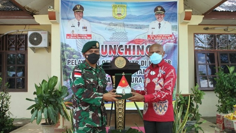 Wali Kota Jayapura Berikan Penghargaan ke Satgas Yonif 413 Bremoro