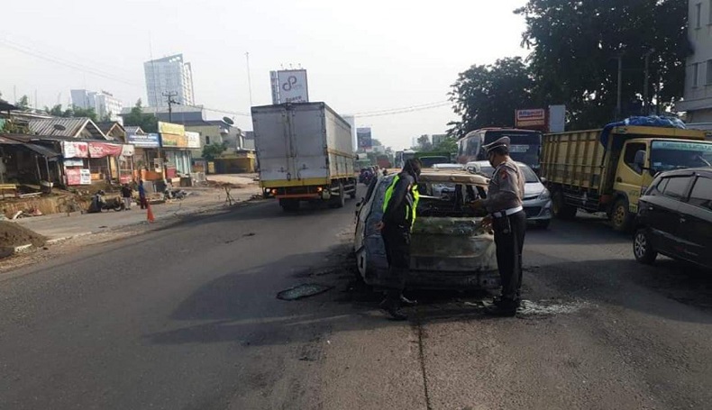 Sopir Ngantuk saat Keluar Tol, Wuling Tabrak Beton dan Terbakar Hebat di Karawang Barat