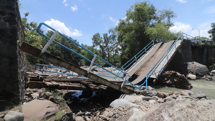 Jembatan Ambruk Tergerus Derasnya Air Sungai saat Banjir di Nganjuk - Bagian 2