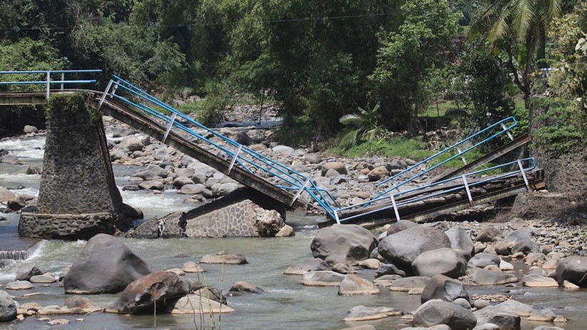 Jembatan Ambruk Tergerus Derasnya Air Sungai saat Banjir di Nganjuk - Bagian 1