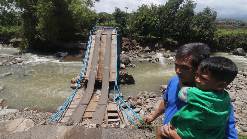 Jembatan Ambruk Tergerus Derasnya Air Sungai saat Banjir di Nganjuk - Bagian 3