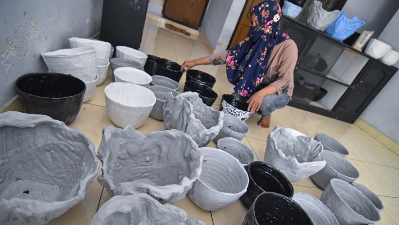 Pot Bunga Ini Terbuat dari Sampah Popok Bayi, Dijual Rp200.000 - Bagian 1