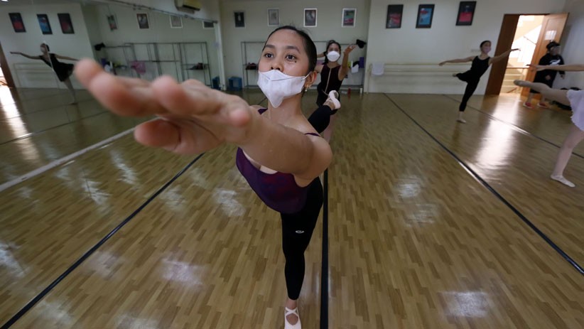 Mengobati Rindu, Para Penari Balet Kembali Berlatih Secara Tatap Muka - Bagian 4
