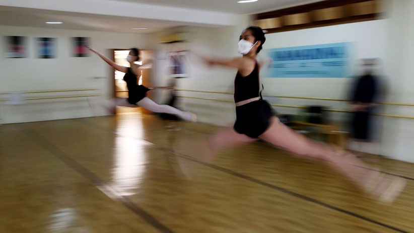 Mengobati Rindu, Para Penari Balet Kembali Berlatih Secara Tatap Muka - Bagian 2