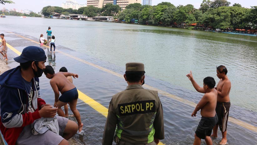 Satpol PP Keliling Danau Sunter Larang Warga Berenang - Bagian 3
