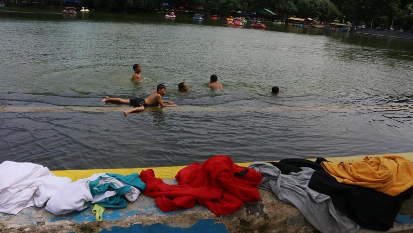 Satpol PP Keliling Danau Sunter Larang Warga Berenang - Bagian 1