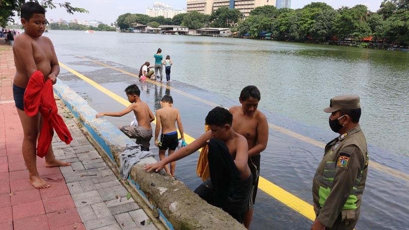 Satpol PP Keliling Danau Sunter Larang Warga Berenang - Bagian 2