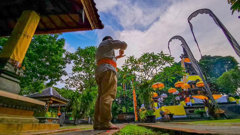 Jelang Hari Raya Nyepi, Umat Hindu Sembahyang di Pura Aditya Jaya Jakarta - Bagian 2